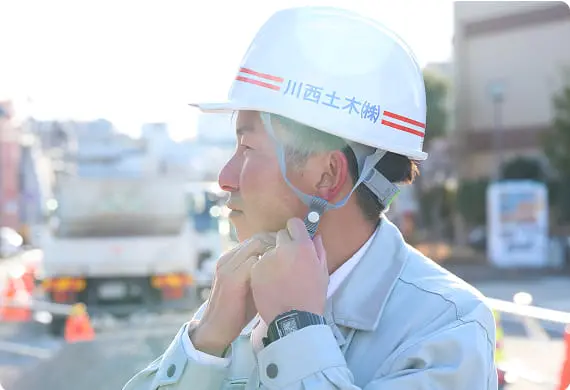 ヘルメットを着用する男性